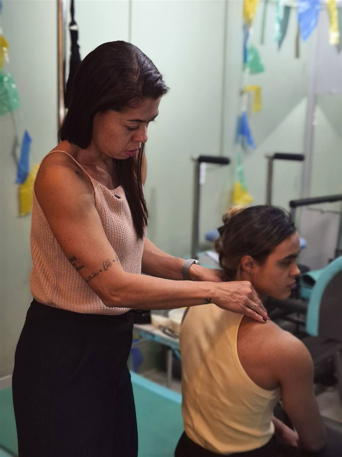 Dra. Luelma aplicando técnica manual na região cervical